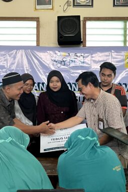 Lewat Gerakan Terang Bersama, YBM PLN UIP JBTB Tebus Ijazah dan Edukasi Kelistrikan MA Hasyim Asy’ari Surabaya