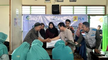 Lewat Gerakan Terang Bersama, YBM PLN UIP JBTB Tebus Ijazah dan Edukasi Kelistrikan MA Hasyim Asy’ari Surabaya