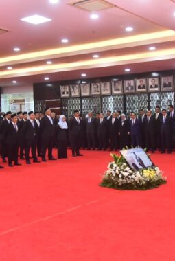 Momen Hari Buruh, 8 Insan PLN Terima Tanda Kehormatan dari Presiden RI