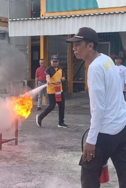 Refreshment Penanganan Kebakaran Satpam PT Haleyora Powerindo Perkuat Budaya Keselamatan Kerja di Lingkungan PLN