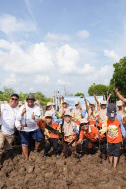 PLN Icon Plus Kenalkan Pelestarian Pesisir kepada Generasi Muda melalui Penanaman Mangrove