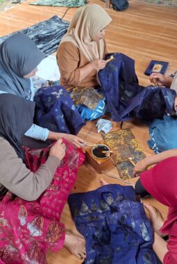 Berdayakan Perempuan Papring, PLN UIP JBTB Genjot Daya Saing Batik Kalipuro Banyuwangi Lewat Digital Marketing dan HAKI