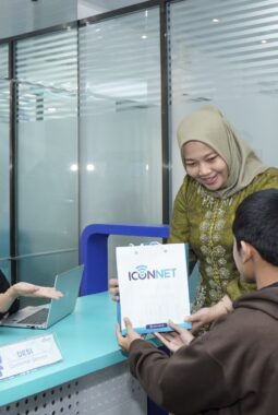 Komitmen Melayani Pelanggan di Hari Kebaya Nasional, Frontliner ICONNET Tampilkan Layanan Prima dengan Sentuhan Budaya