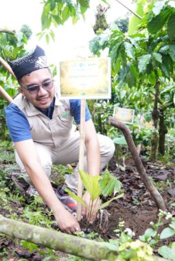 HUT Ke-81 RI, GM PLN UIP JBTB Hendro Prasetyawan Raih Penghargaan Kepemimpinan Visioner Energi Regional.