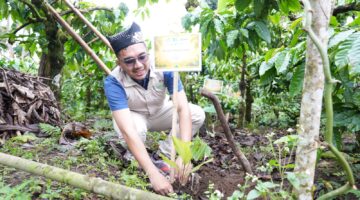 HUT Ke-81 RI, GM PLN UIP JBTB Hendro Prasetyawan Raih Penghargaan Kepemimpinan Visioner Energi Regional.