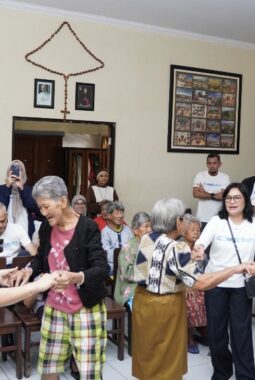 PLN Icon Plus Hadirkan Layanan Kesehatan dan Bantuan Sosial bagi Lansia di Rumah Belas Kasih Malang
