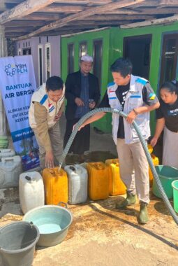 Kekeringan Meluas, YBM PLN UIP JBTB Salurkan 50 Ribu Liter Air Bersih ke Bondowoso dan Mojokerto