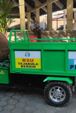Momen Hari Pelanggan Nasional, PLN UIP JBTB Serahkan Bantuan Motor Pengangkut Sampah untuk Dorong Operasional TPS 3R Desa Tejakula Buleleng