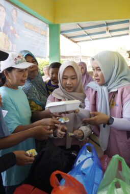 Srikandi PLN Icon Plus Jatim Perkuat Kepedulian Sosial dan Gaya Hidup Sehat Warga Dusun Limbe Sidoarjo