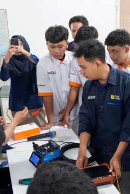Perluas Wawasan Industri Telekomunikasi, 62 Siswa SMK Pawyatan Daha 1 Belajar Teknologi Fiber Optik di PLN Icon Plus