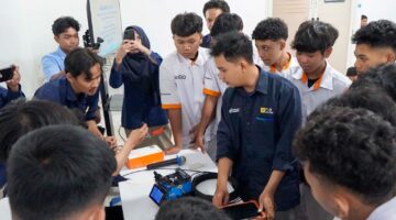 Perluas Wawasan Industri Telekomunikasi, 62 Siswa SMK Pawyatan Daha 1 Belajar Teknologi Fiber Optik di PLN Icon Plus