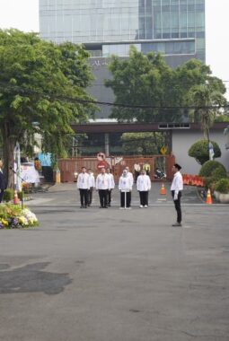 PLN Icon Plus Jatim dan PLN Komplek Ketintang Gelar Upacara HLN ke-81, Perkuat Semangat Kemandirian Energi